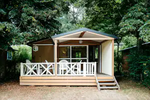 Camping Le Petit Pyrénéen - Mobilheim mit Veranda im Schatten der Bäume