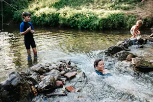 Camping Le Petit Pyrénéen - Campinggäste baden im Fluss