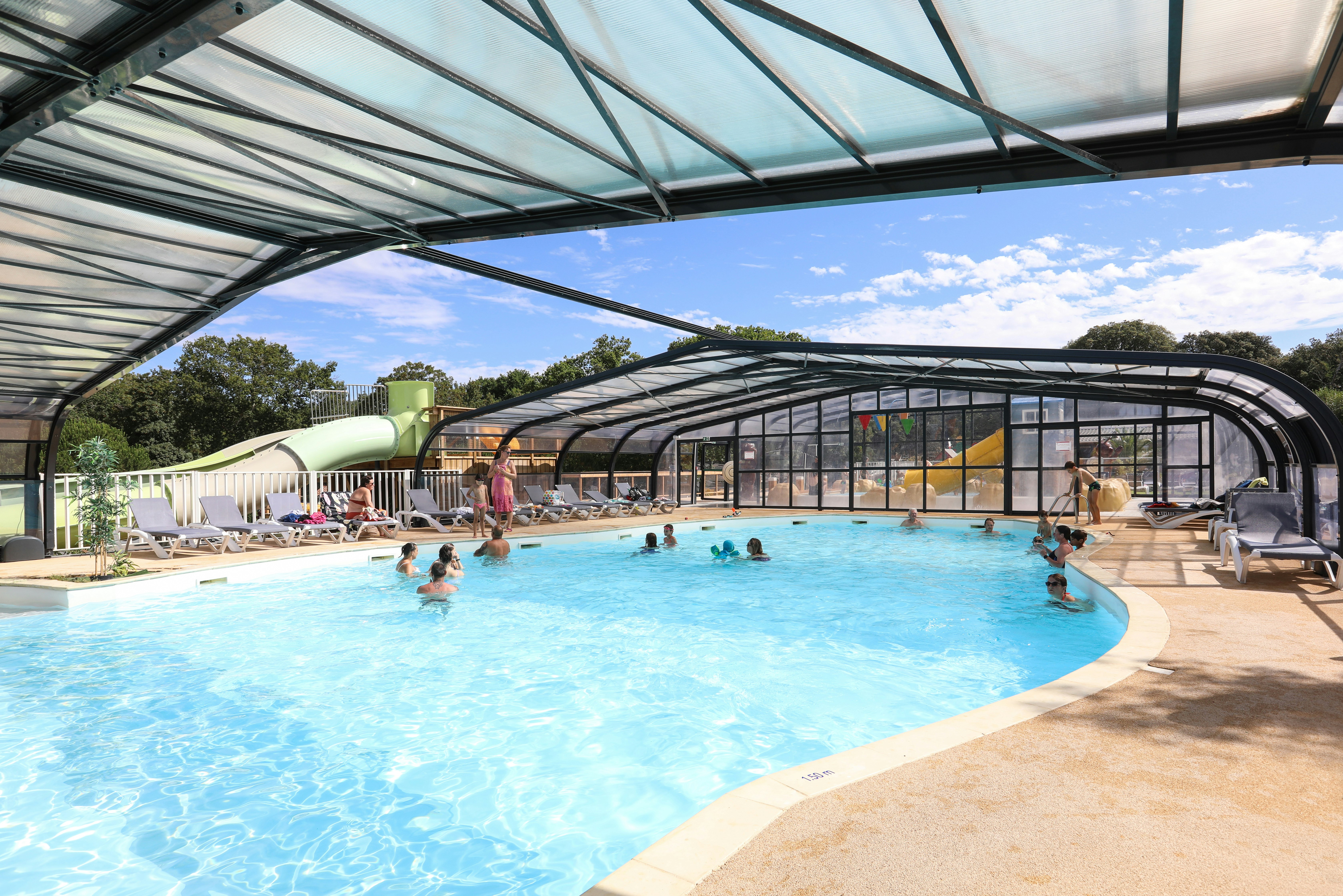Camping Le Petit Rocher - Überdachter Pool auf dem Campingplatz