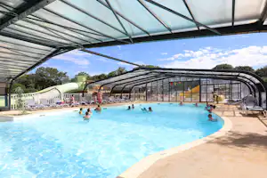 Camping Le Petit Rocher - Überdachter Pool auf dem Campingplatz