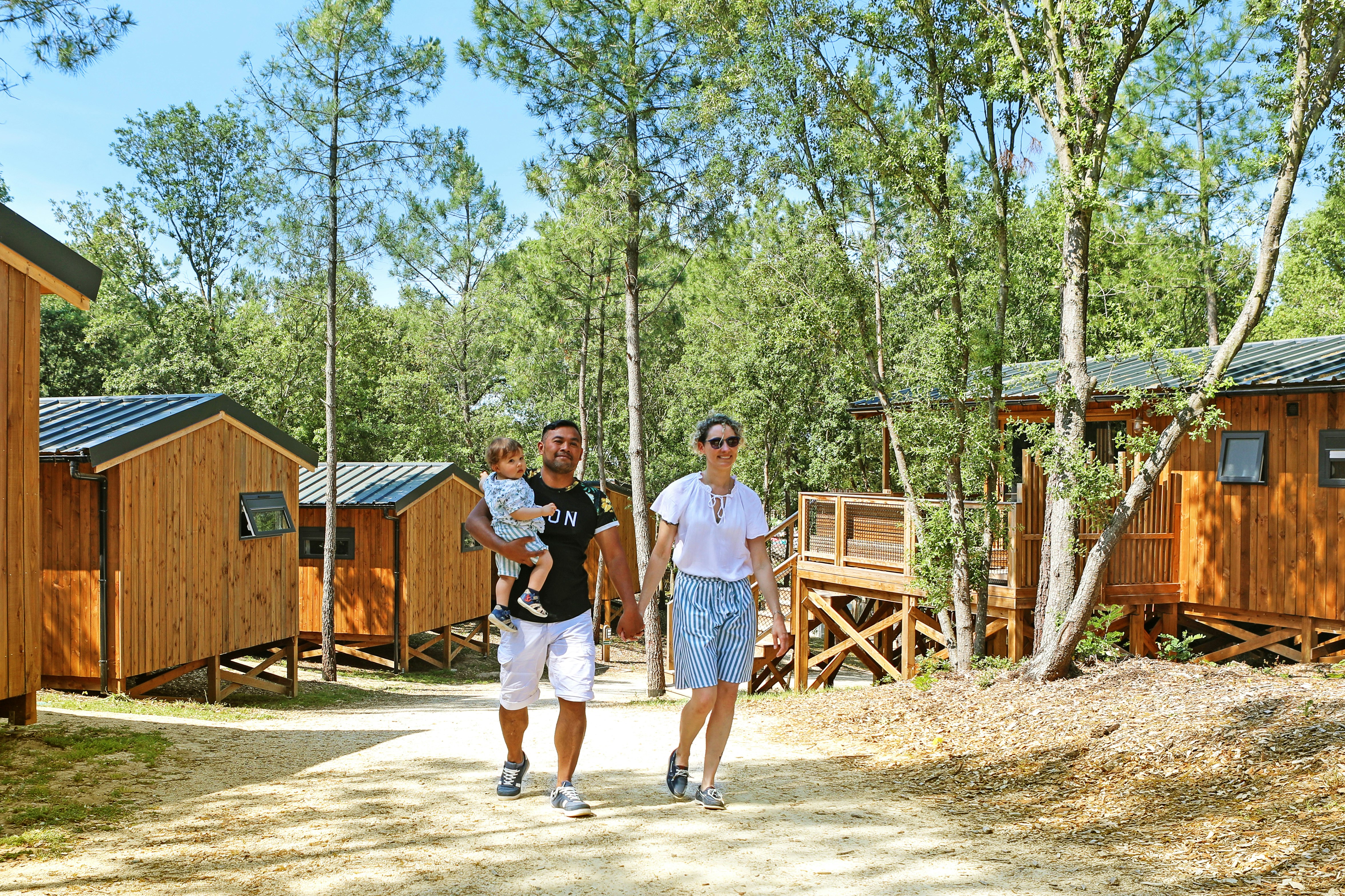 Camping Le Petit Rocher - Familie läuft zwischen Mobilheimen