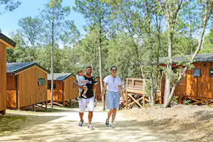 Camping Le Petit Rocher - Familie läuft zwischen Mobilheimen