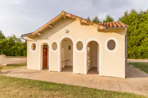Camping Le Petit Trianon de Saint-Ustre - Sanitärgebäude vom Campingplatz