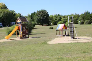 Camping Le Petit Trianon de Saint-Ustre - Spielplatz vom Campingplatz im Grünen
