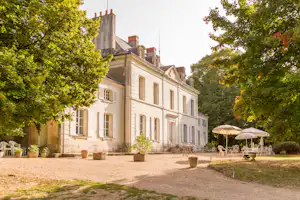 Camping Le Petit Trianon de Saint-Ustre - Schloss und Schlosspark am Campingplatz