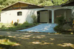 Camping Le Peyrolais - Außenansicht des Sanitärgebäudes