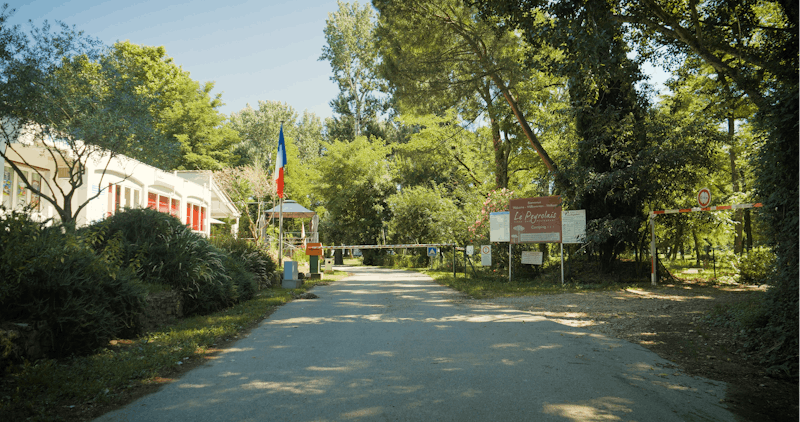 Camping Le Peyrolais - Eingang des Campingplatzes