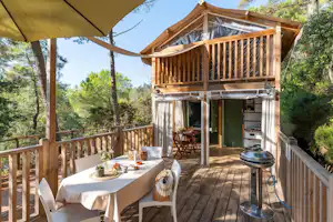Camping Le Pianacce - Außenansicht eines Mobilheims mit Terrasse
