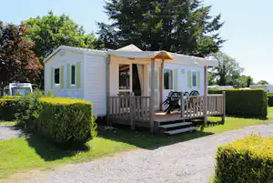 Camping Le Picard - Mobilheim mit Terrasse auf dem Campingplatz