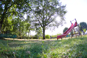Camping Le Picouty - Spielplatz für Kinder auf dem Rasen des Campingplatzes
