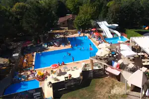 Camping Le Pigeonnier - Luftaufnahme des Swimmingpools des Campingplatzes