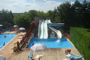Camping Le Pigeonnier - Campingplatz mit Pool,Wasserrutsche, Liegestühlen und Sonnenschirmen