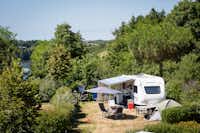 Camping Le Pin Parasol - Wohnwagenstellplatz im Grünen auf dem Campingplatz