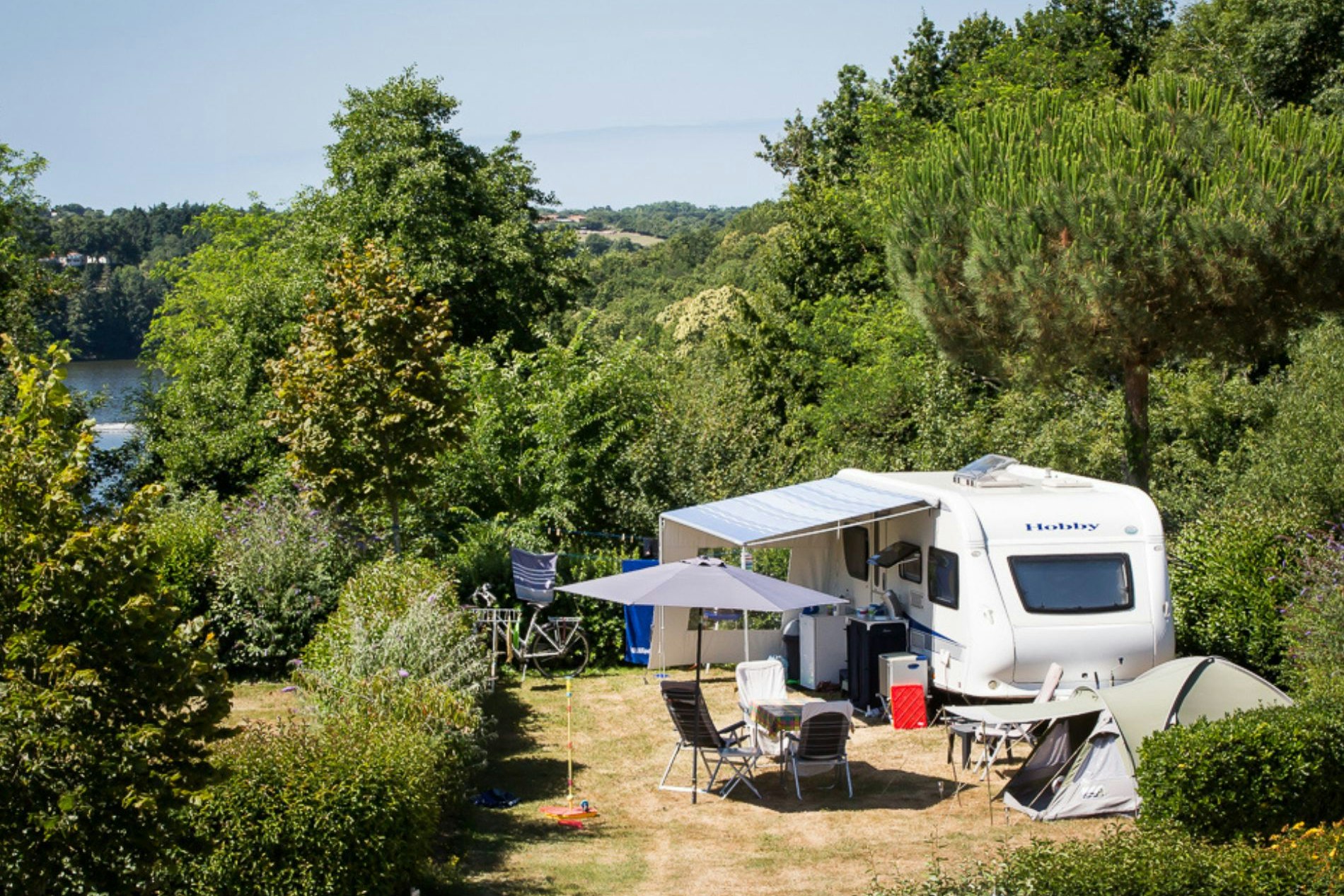 Yelloh! Village Le Pin Parasol -  Wohnmobil auf  Standplatz auf dem Campingplatz