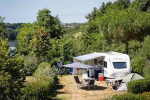 Yelloh! Village Le Pin Parasol - Wohnmobil auf Standplatz auf dem Campingplatz