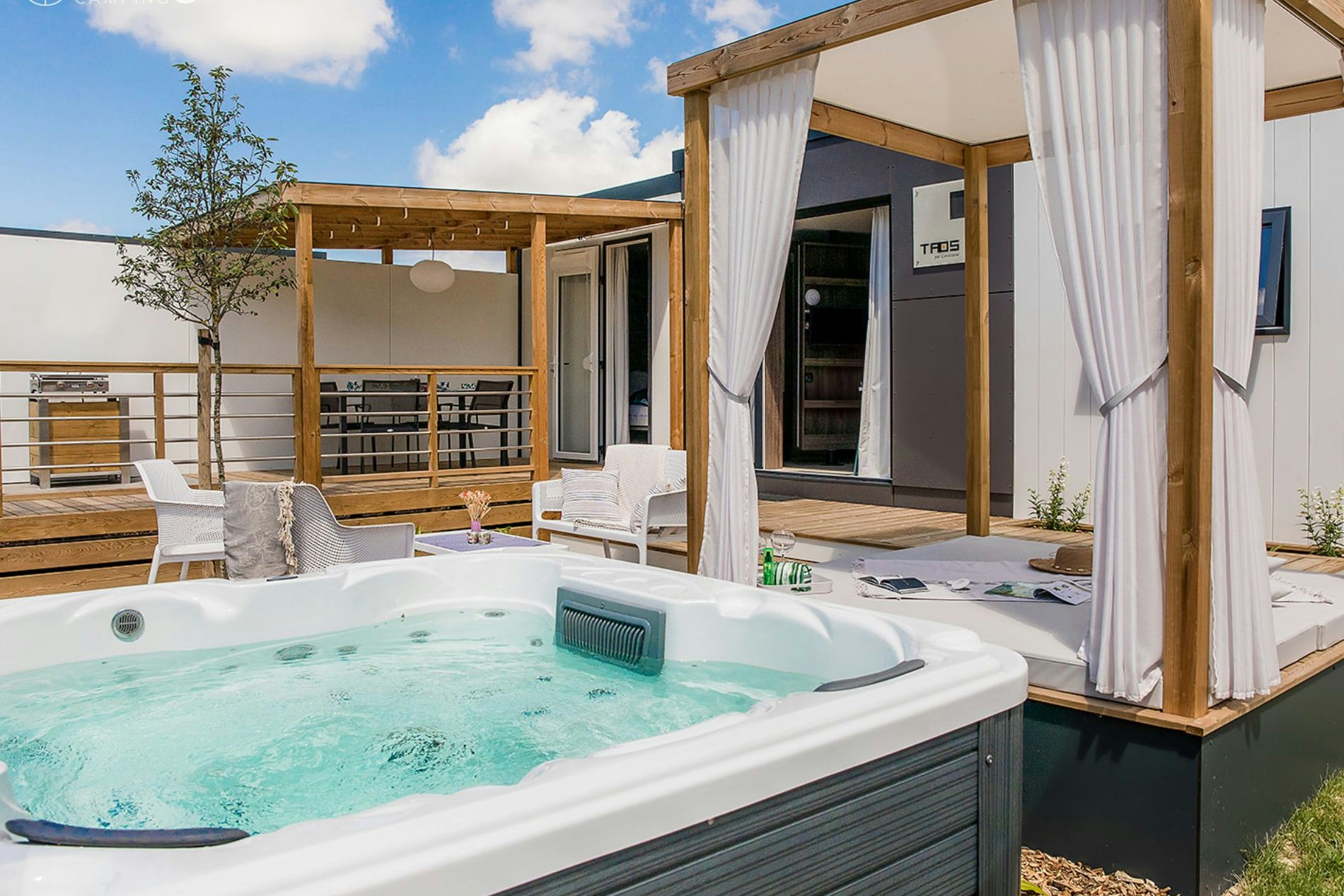 Yelloh! Village Le Pin Parasol - Außenansicht eines Mobilheims mit Whirlpool