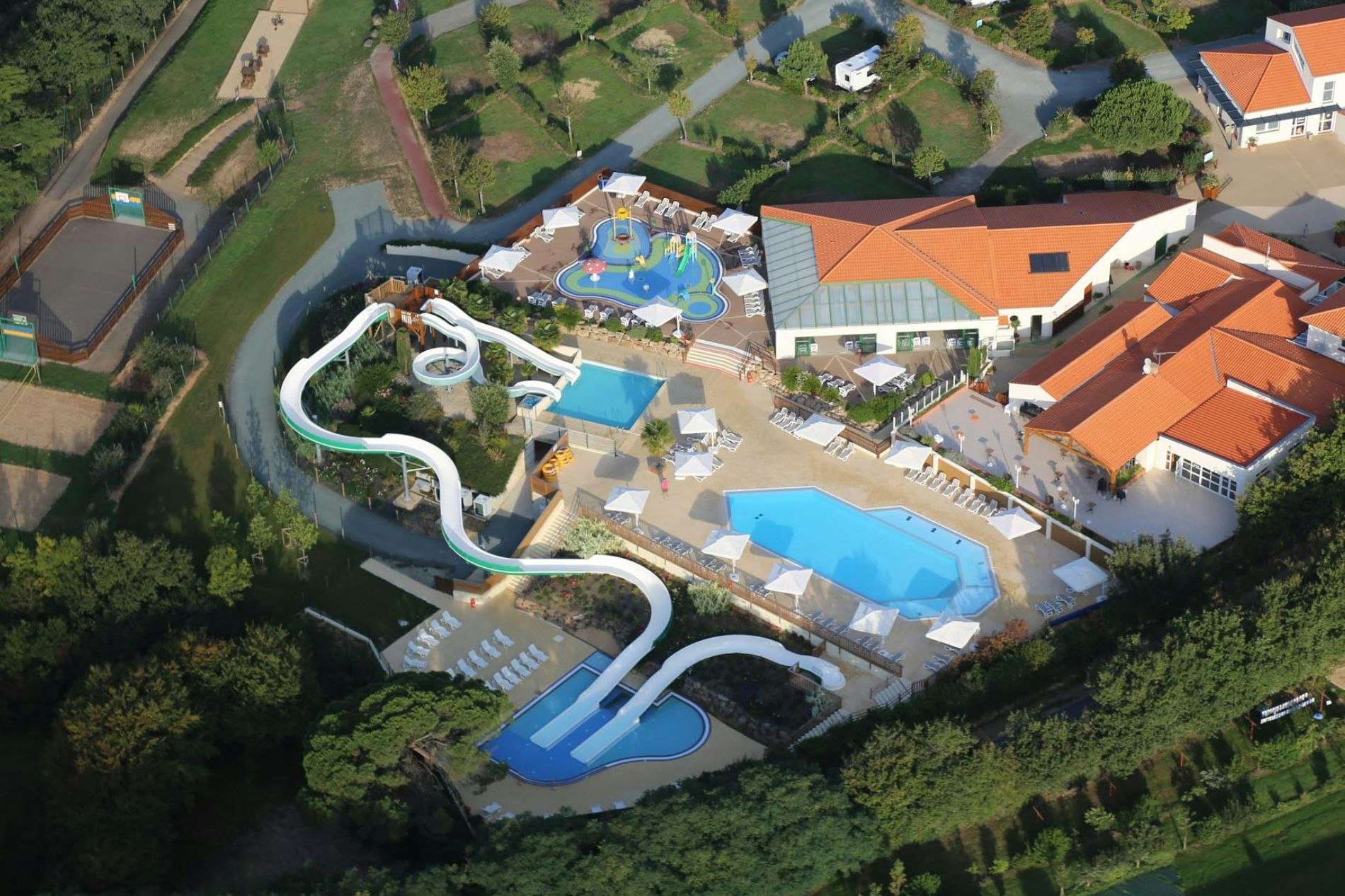 Yelloh! Village Le Pin Parasol - Poolbereich auf dem Campingplatz aus der Vogelperspektive