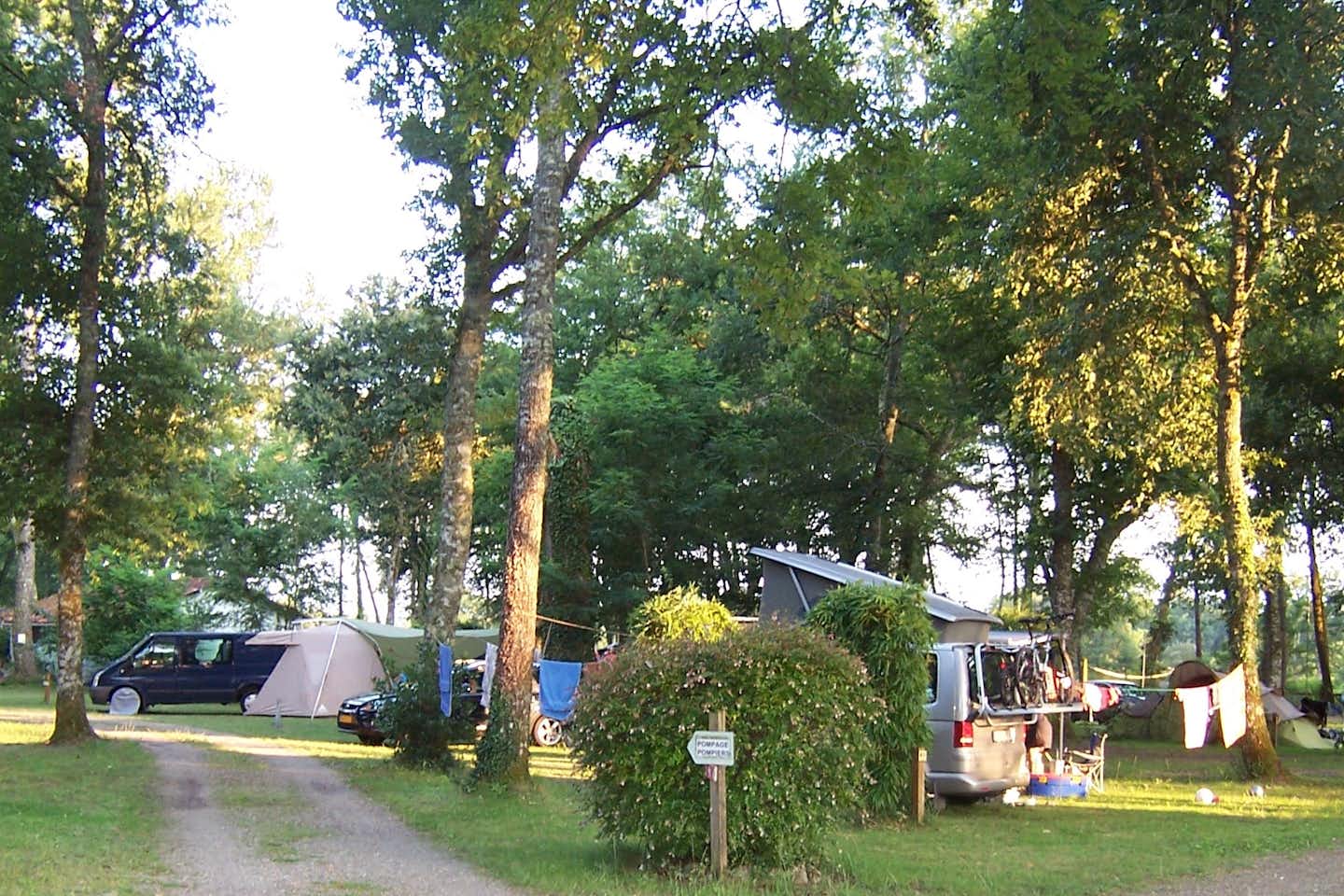 Camping Le Pin -  Stellplätze und Zeltplätze im Grünen auf dem Campingplatz