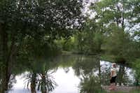 Camping Le Pin - von Wäldern umgebener Teich