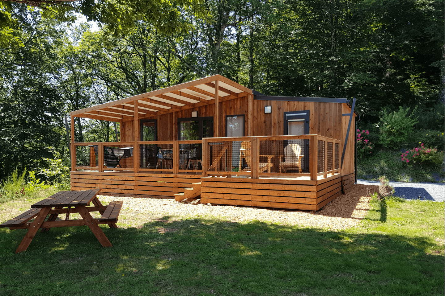 Camping Le Plô - Mobilheim mit Terrasse auf dem Campingplatz