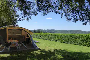 Camping Le Plô - Zekt auf dem Stellplatz vor einer Hecke