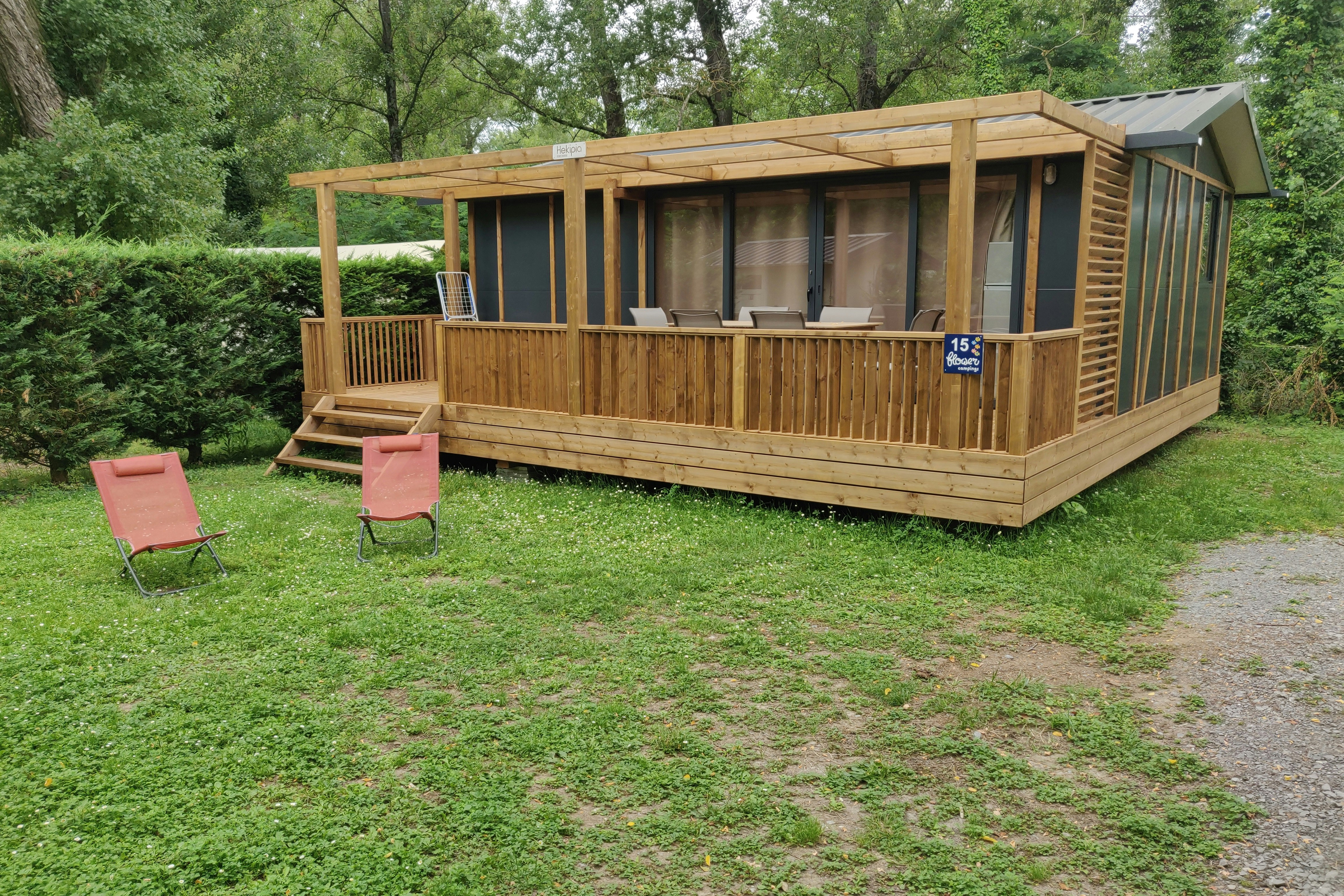 Camping Le Plan d'Eau  - Mobilheim mit Terrasse auf dem Campingplatz