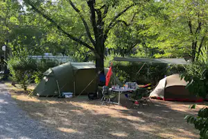 Camping Le Plan d'Eau - Standplätze zwischen den Bäumen auf dem Campingplatz