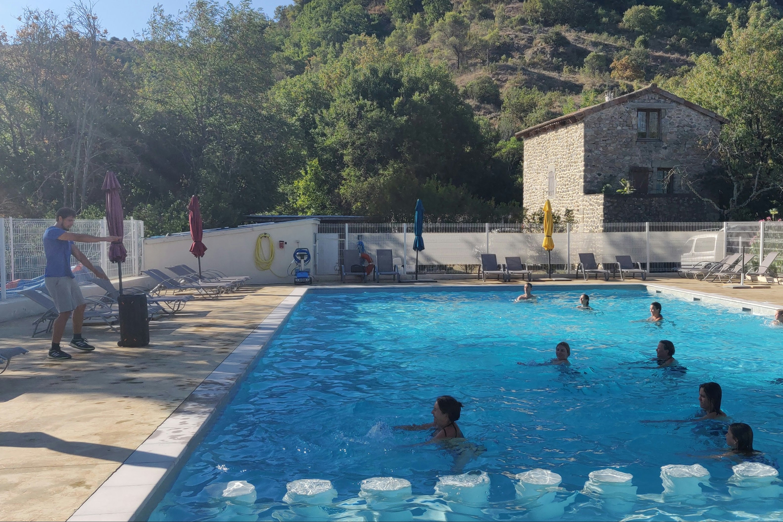 Flower Camping Le Plan d'Eau - Aquafitness im Freibad des Campingplatzes