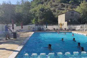 Flower Camping Le Plan d'Eau - Aquafitness im Freibad des Campingplatzes