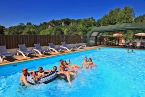 Camping Le Plein Air des Bories - - Campingplatzanlage mit Pool und Liegestühlen in der Sonne