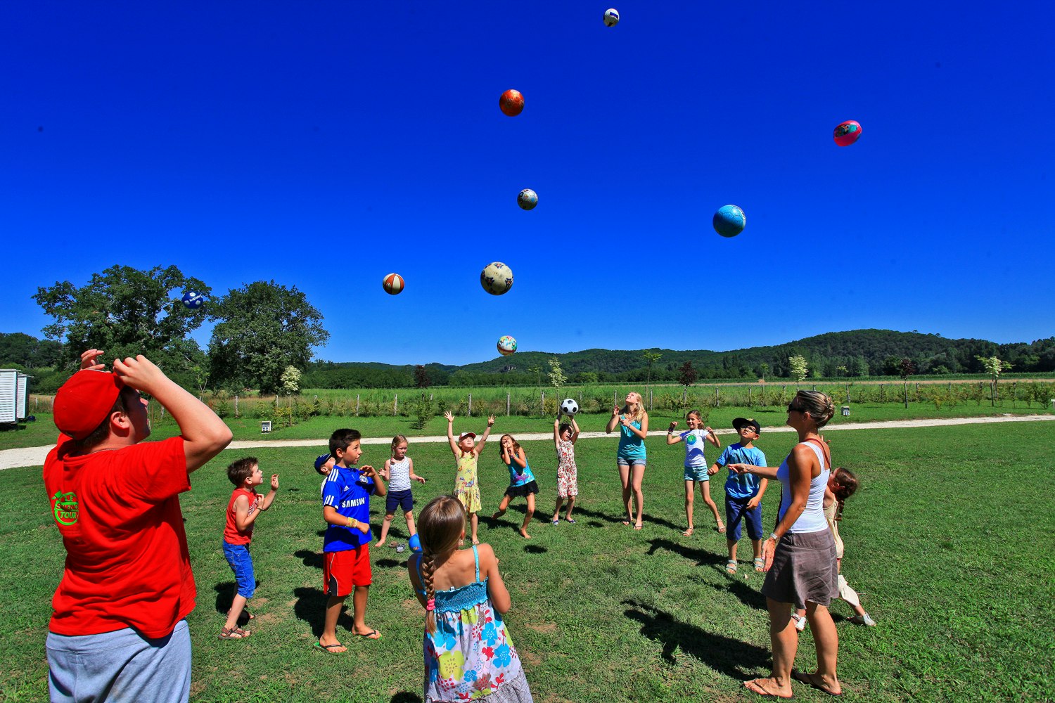 Camping Le Plein Air des Bories - Kinder spielen am Tal  in der Nähe des Campingplatzes