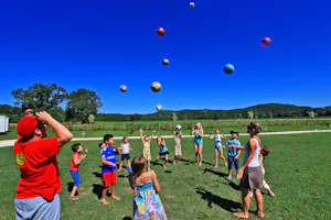 Camping Le Plein Air des Bories - Kinder spielen am Tal in der Nähe des Campingplatzes