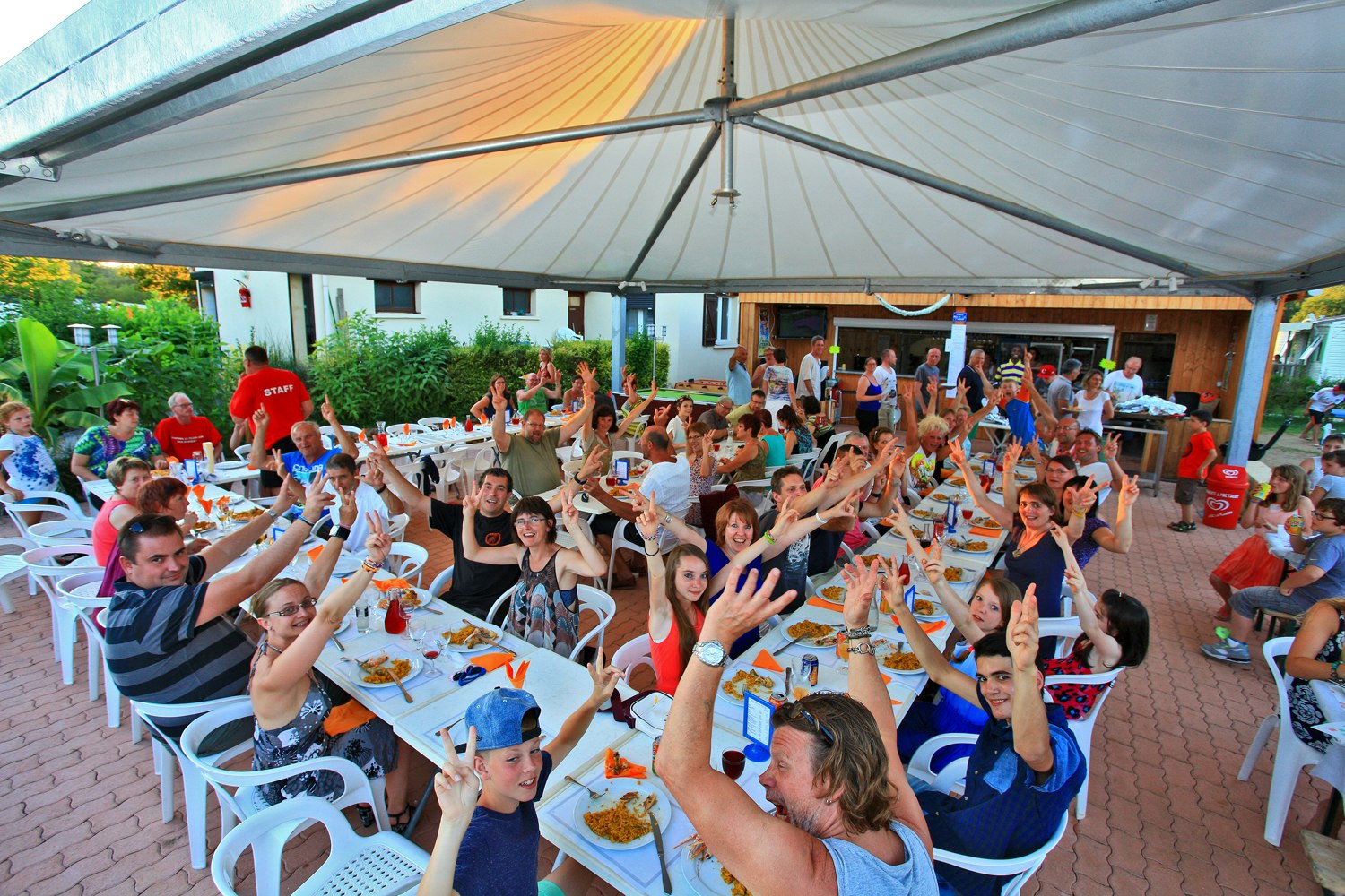 Camping Le Plein Air des Bories -  Restaurant Terrasse   auf dem Campingplatz