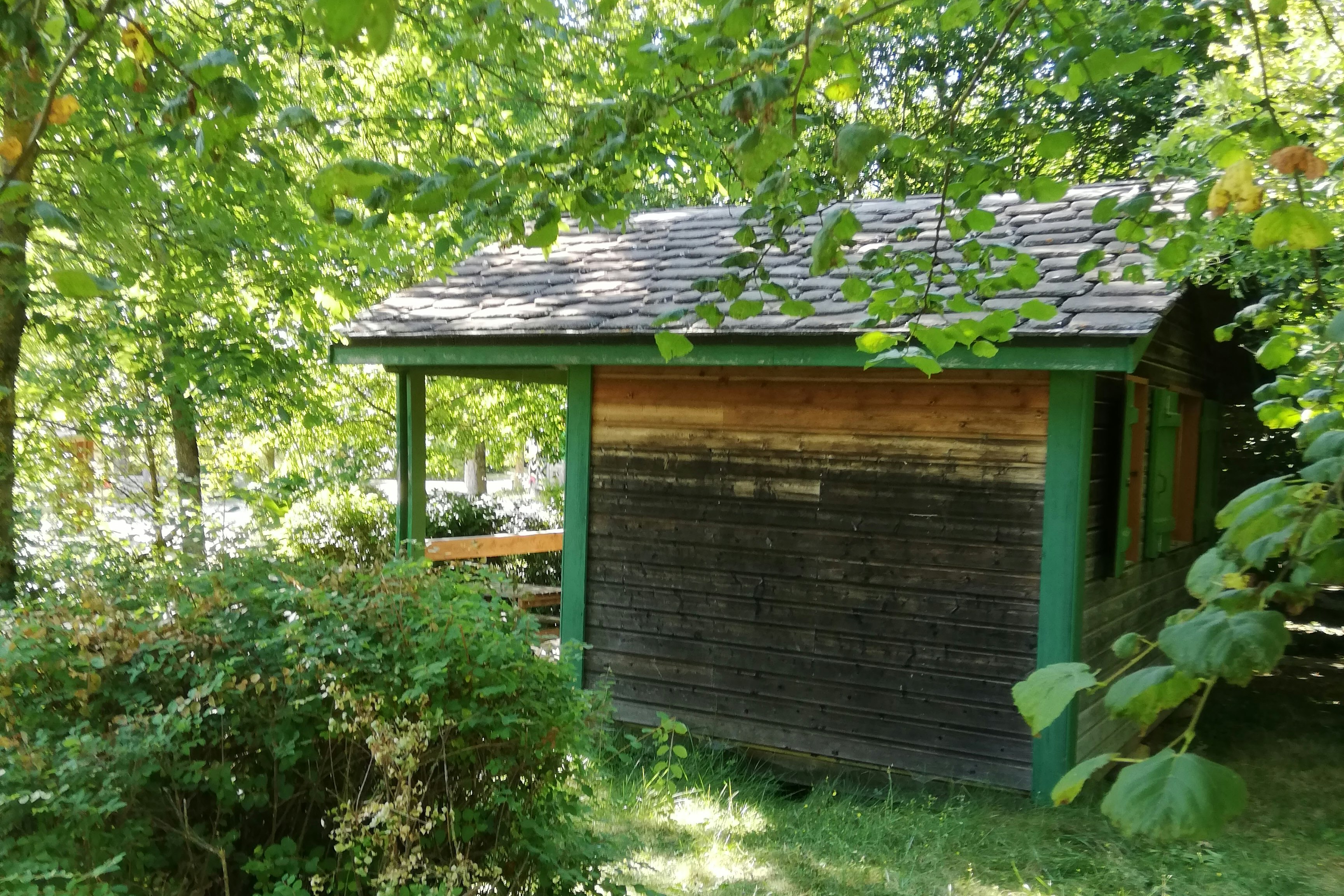 Camping Le Plô  camping le plo  - Mobilheim mit Terrasse auf dem Campingplatz