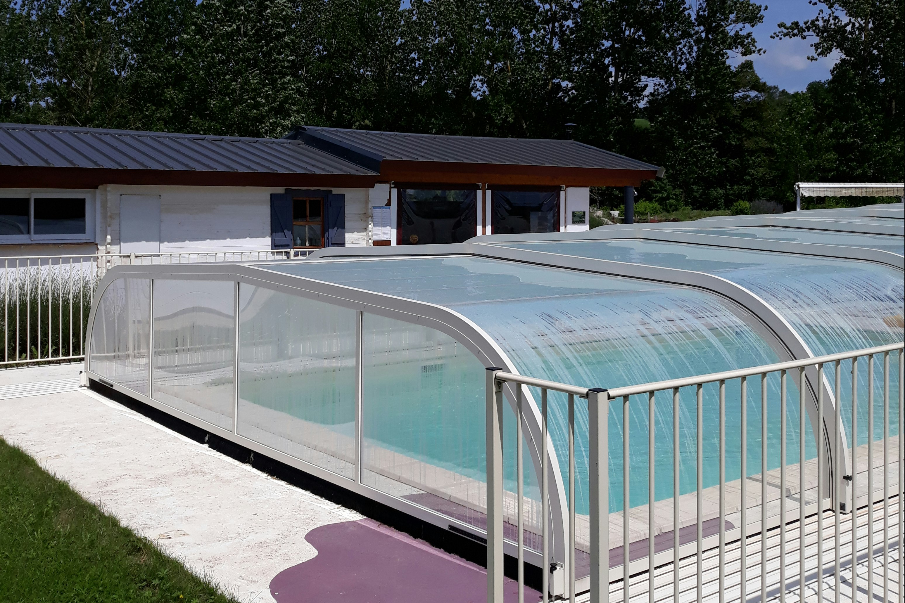 Camping Le Plô  camping le plo - Pool mit Überdachung auf dem Campingplatz