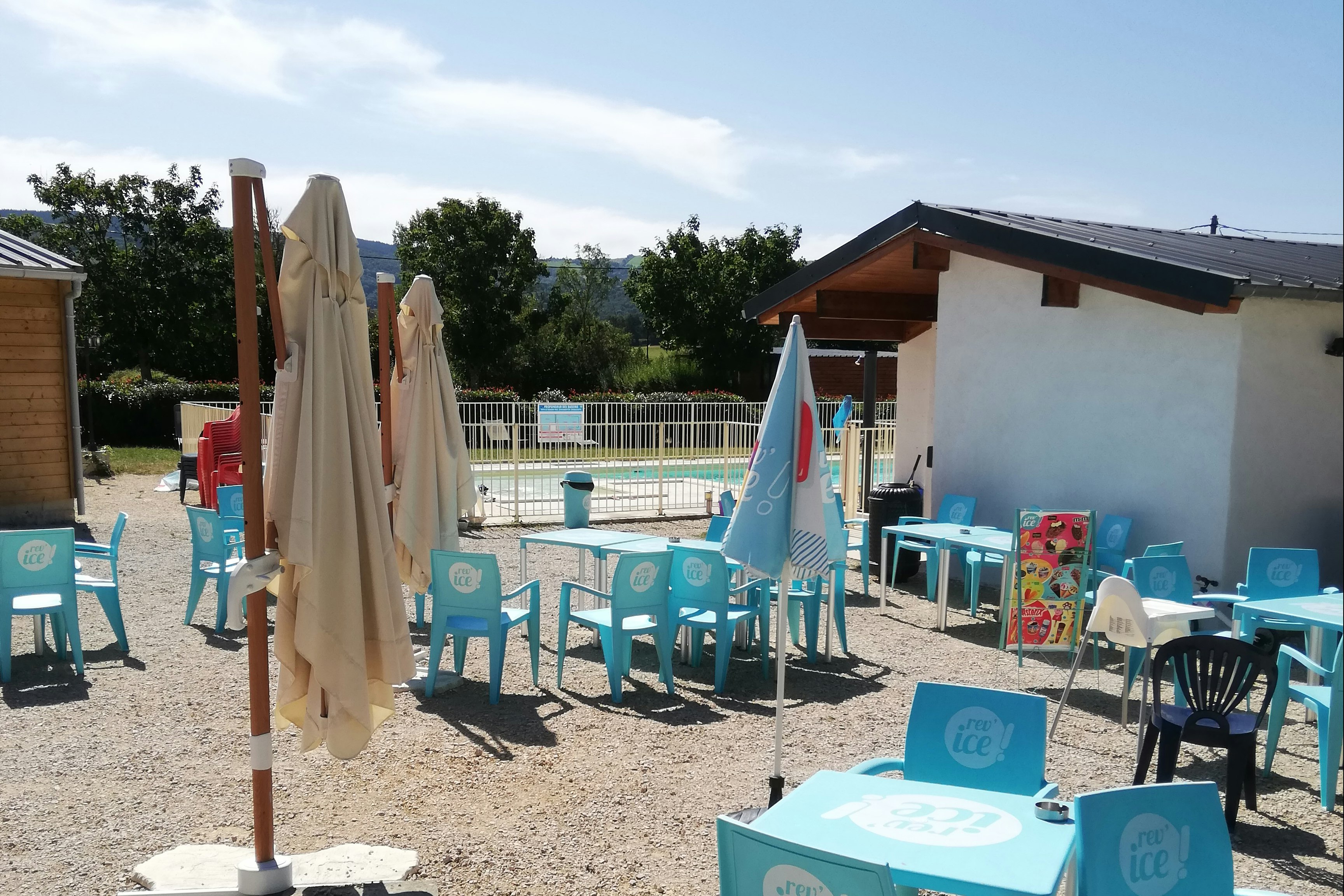 Camping Le Plô  camping le plo - Terrasse der Snackbar auf dem Campingplatz