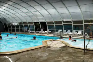Camping Le Point du Jour - Camper im überdachten Pool vom Campingplatz