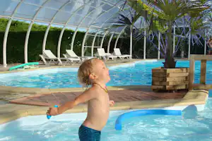 Camping Le Point du Jour - Kind im Kinderbecken vom Indoor Pool auf dem Campingplatz