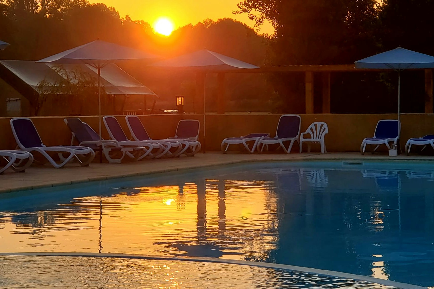 Camping Le Pont de Mazerat - Sonnenuntergang am Pool