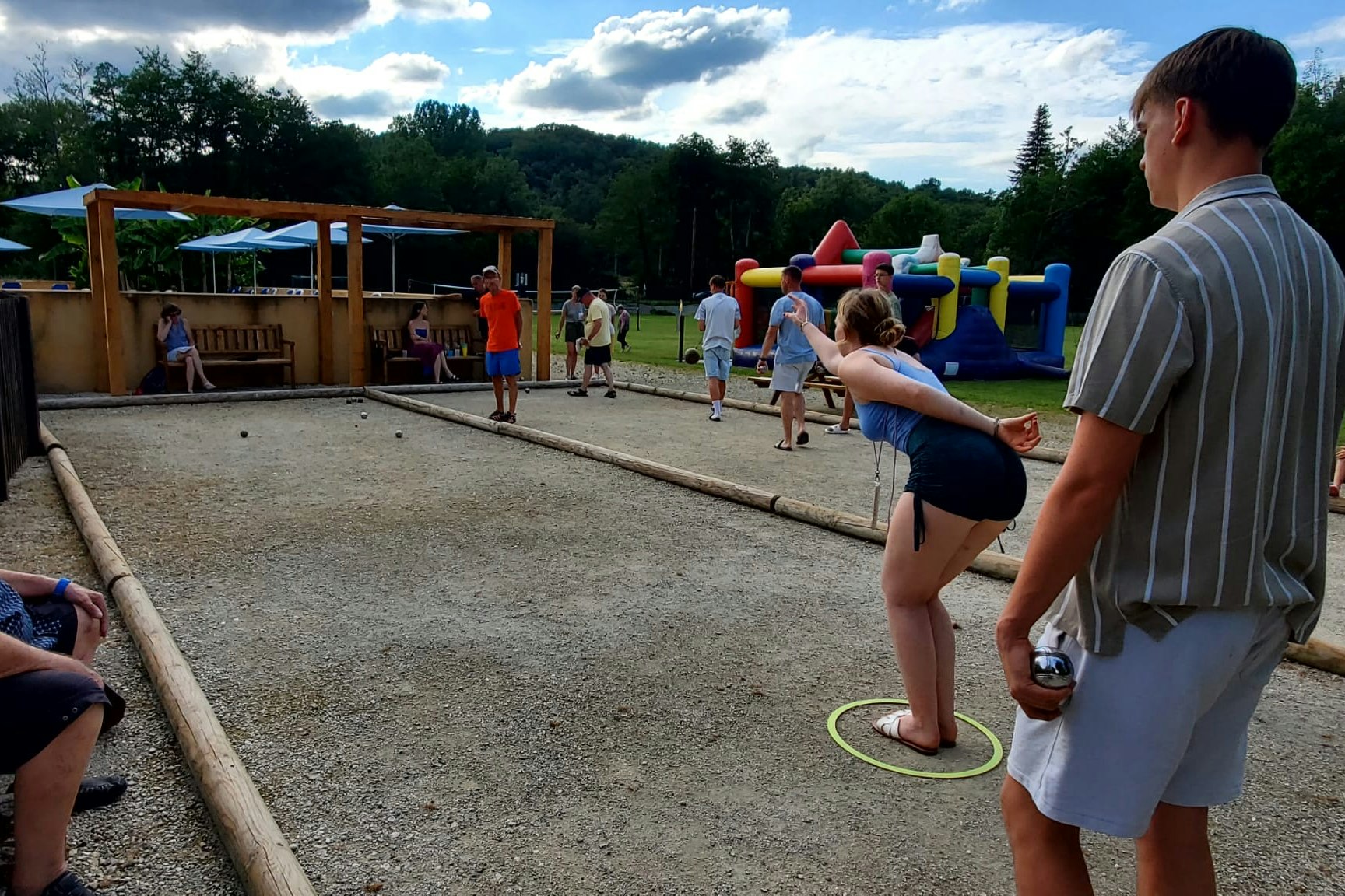 Camping Le Pont de Mazerat - Spiele spielen im Sand