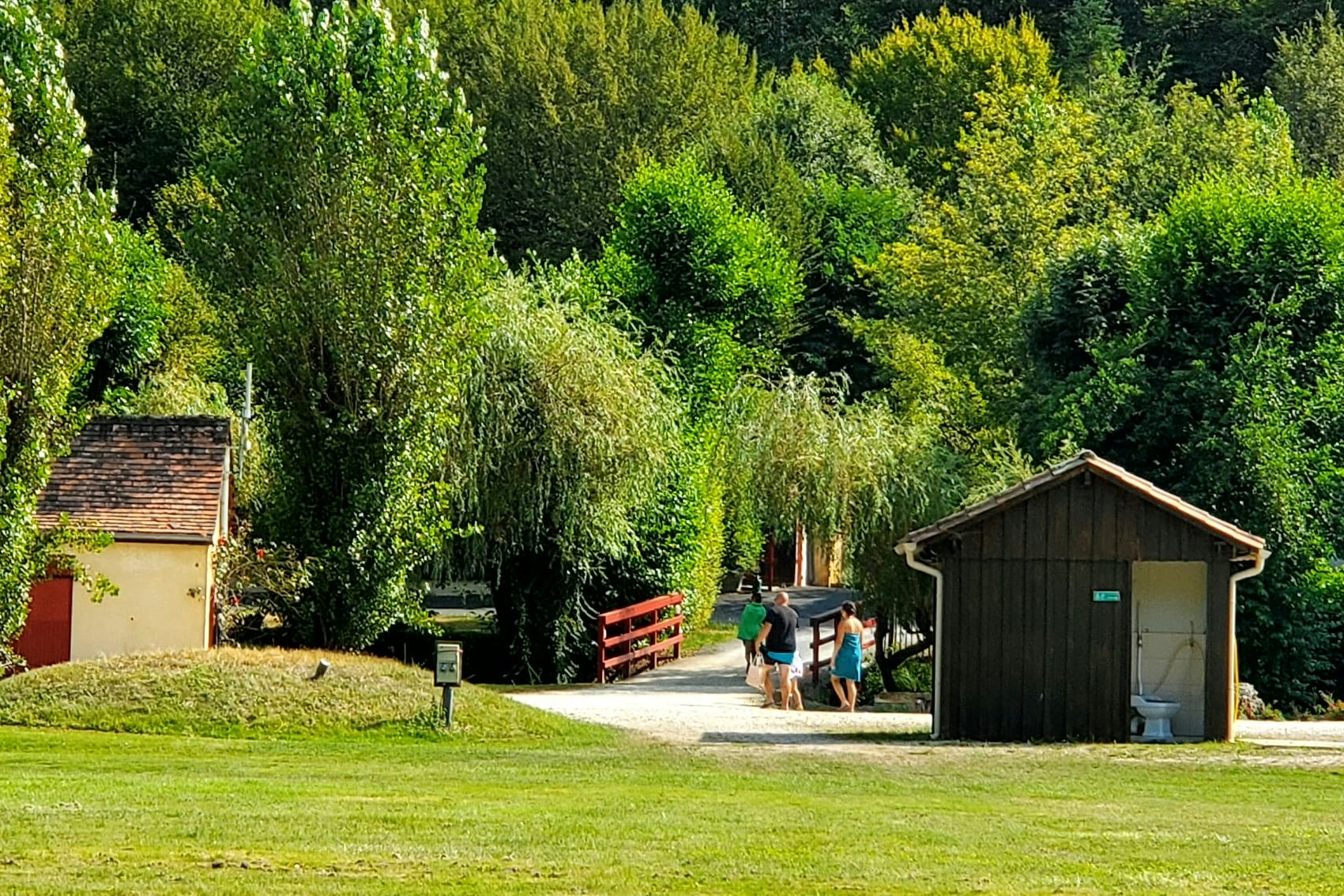 Camping Le Pont de Mazerat - Wege und Sanitärgebäude