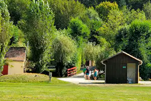 Camping Le Pont de Mazerat - Wege und Sanitärgebäude