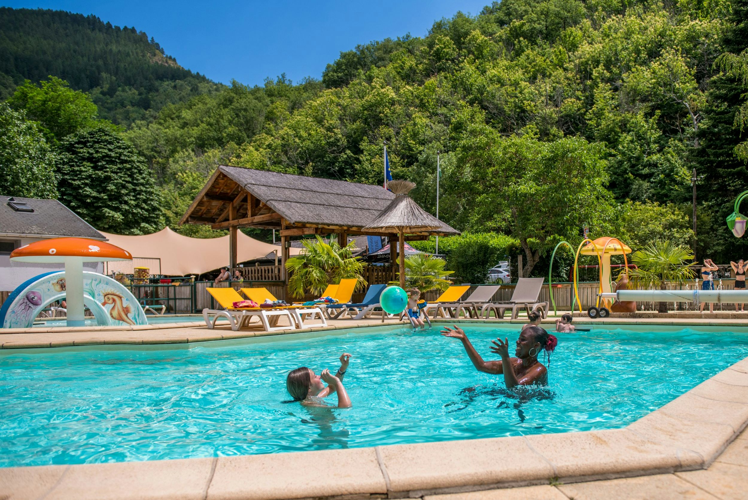 Flower Camping Le Pont du Tarn  - Pool im Freien mit Liegestühlen und Sonnenschirmen