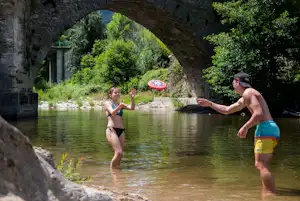 Flower Camping Le Pont du Tarn - Camper spielen Frisbee im Fluss
