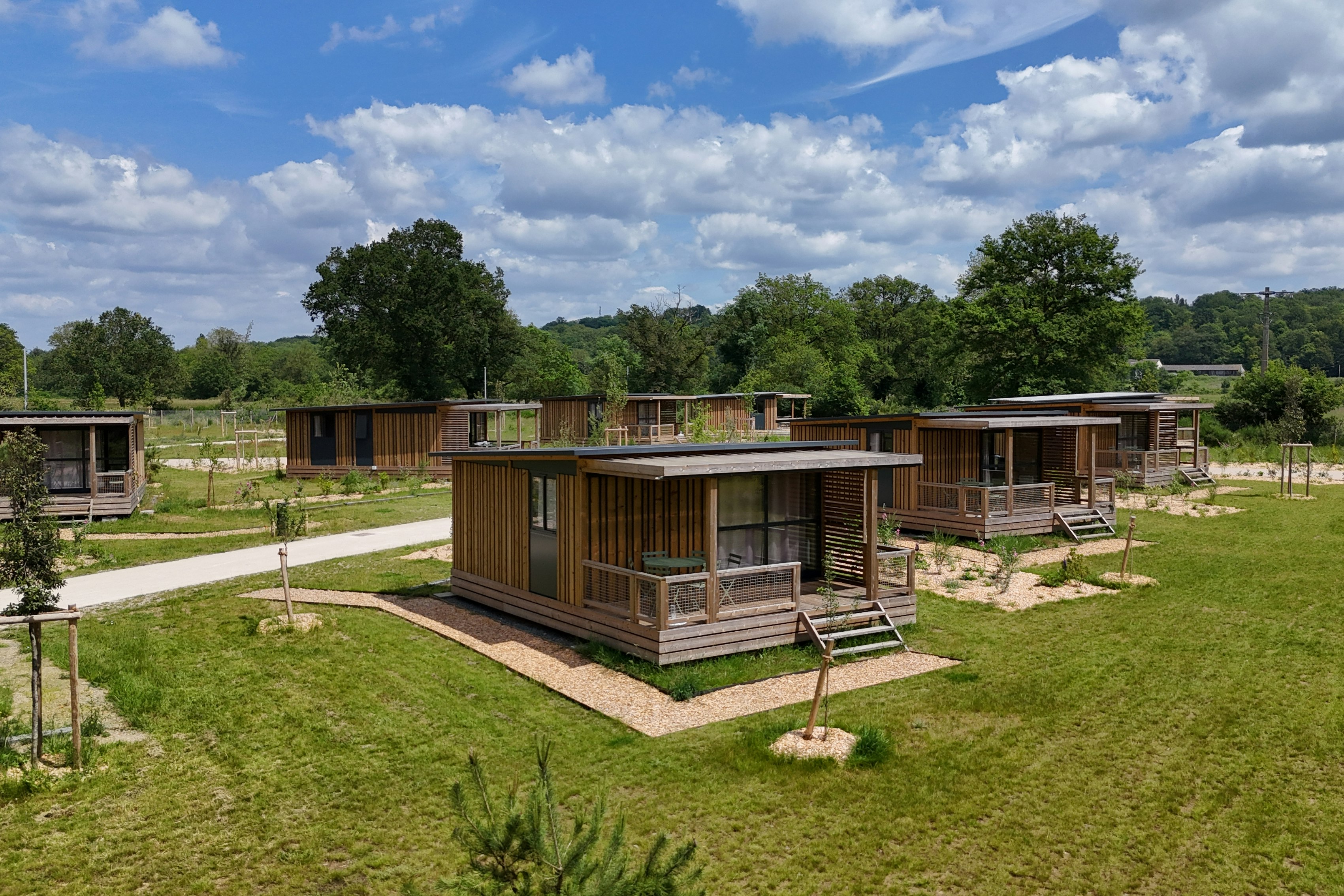 Onlycamp le Pont Romain - Außenansicht Mobilheime auf dem Campingplatz