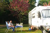 Camping Le Pontet  -  Camper auf dem Wohnwagen- und Zeltstellplatz vom Campingplatz im Grünen