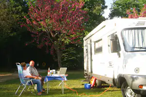Camping Le Pontet - Camper auf dem Wohnwagen- und Zeltstellplatz vom Campingplatz im Grünen