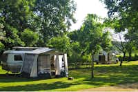 Camping Le Pontet  -  Stellplatz vom Campingplatz auf grüner Wiese