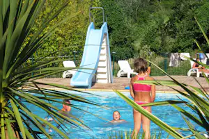 Camping Le Pontet - Kinder im Pool vom Campingplatz