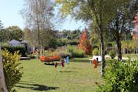 Camping le Pontis - Kinderspielplatz zwischen den Bäumen auf dem Campingplatz